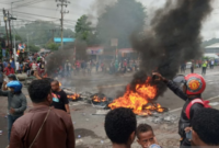 Massa membakar ban saat kerusuhan di pintu masuk Jl. Trikora Wosi Manokwari, Senin, 19 Agustus 2019. Foto: ANTARA