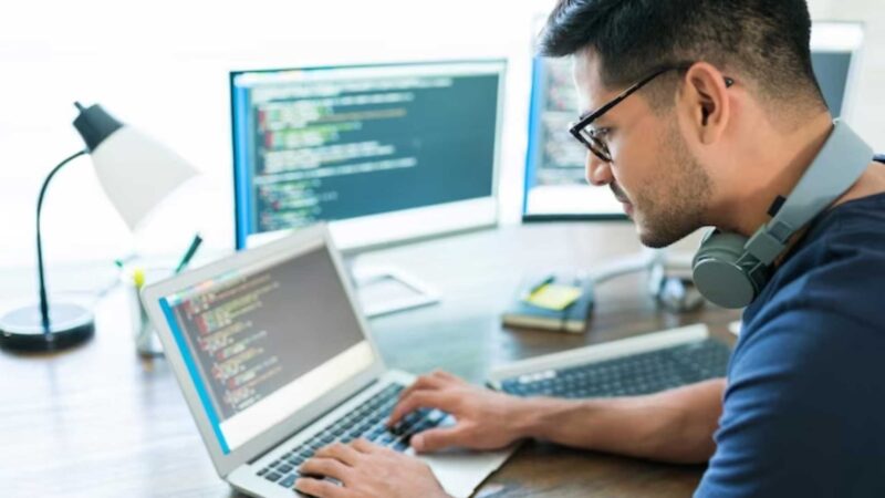 Tips Belajar Coding untuk Pemula yang Efektif. (Foto: Freepik)