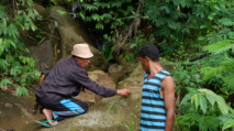 Watu Mauk di Dusun Desa, Desa Nenu, Kecamatan Cibal, Kabupaten Manggarai, NTT. Dusun ini terletak di lembah, jaraknya sekitar 18 kilometer dari Kota Ruteng, ibu kota Kabupaten Manggarai.