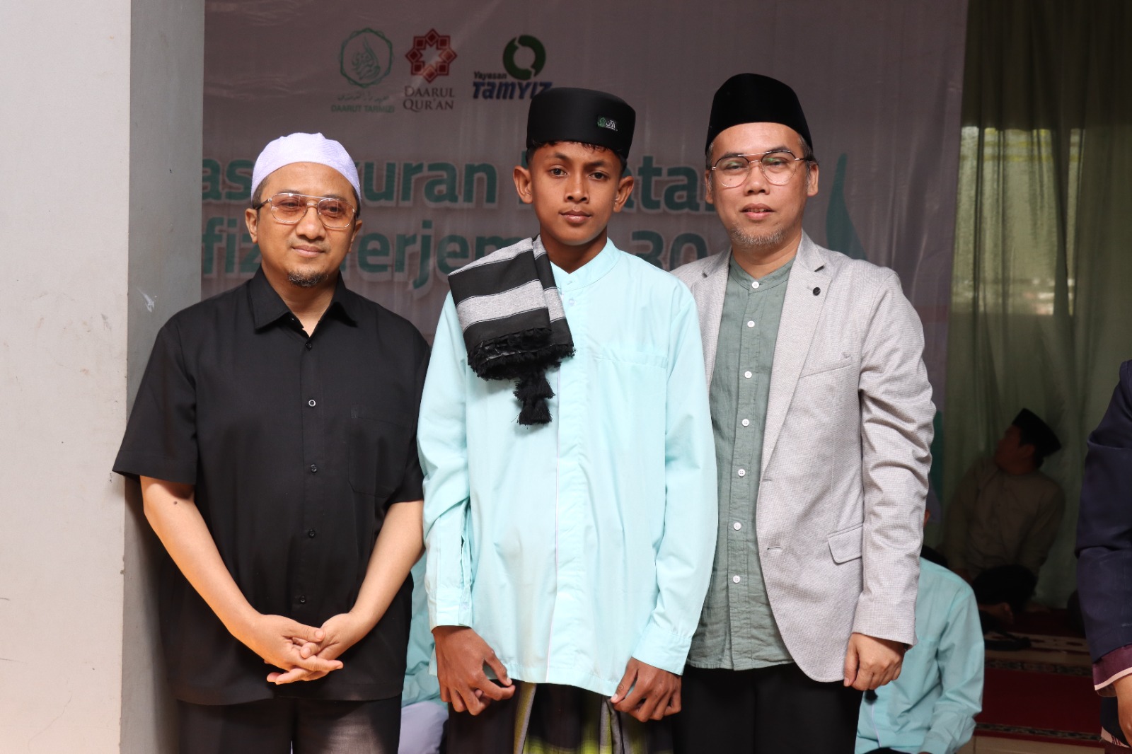 Arofah (tengah) bersama KH Yusuf Mansur (kiri) dan Ustadz Tarmizi (kanan)