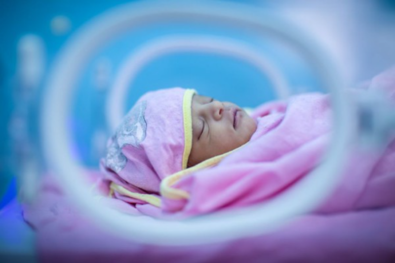 Bayi prematur meninggal dunia diduga setelah dijadikan konten newborn photography oleh sebuah klinik di Tasikmalaya. Foto: Ilustrasi bayi prematur. 