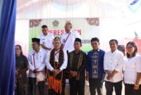 Direktur pemberdayaan zakat dan wakaf Kemenag RI, Waryono Abdul Ghafur (berkalung kain tenun) bersama perwakilan Kanwil Kemenag NTT, Baznas, LAZ, tokoh agama, tokoh adat dan pemuda setempat (foto: Basnaz)
