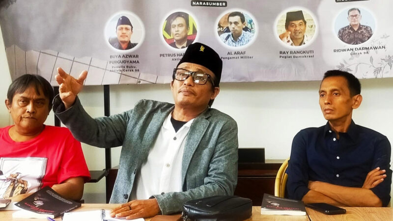 Buya Aswar Furgdyama, penulis buku Buku Hitam Prabowo Subianto (tengah). Foto: Istimewa
