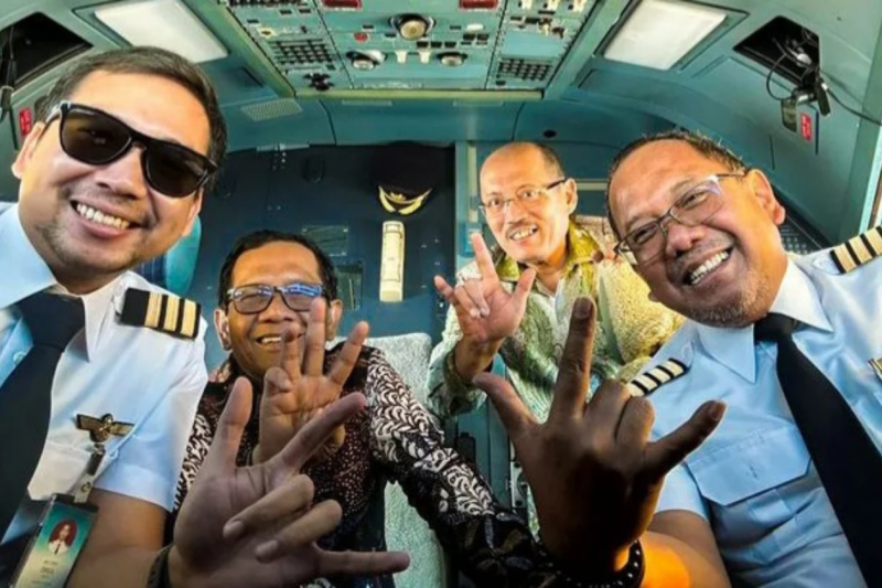 Cawapres Mahfud MD berpose dengan simbol 3 jari di atas pesawat Garuda. Foto Instagram