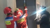 Petugas Damkar Selamatkan 6 Orang yang Terjebak selama 2 Jam di Lift Gedung di Tambora