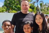 CEO SpaceX sekaligus Tesla Inc, Elon Musk berpose bersama siswa berprestasi asal Papua di sela WWF ke-10, di Bali, Minggu (19/5). Foto: Istimewa