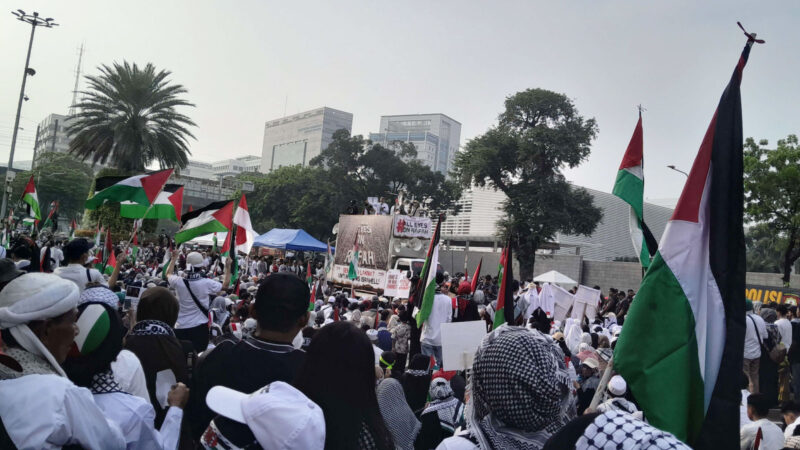 Aksi bela palestina di depan kedubes AS di Jakarta, Sabtu (1/6/2024). Foto: Tajukflores.com
