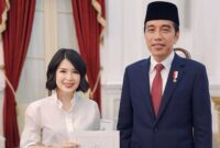 Wakil Ketua Dewan Pembina PSI Grace Natalie memamerkan foto bersama Presiden Joko Widodo (Jokowi), Kamis (16/5/2024). Foto: Istimewa