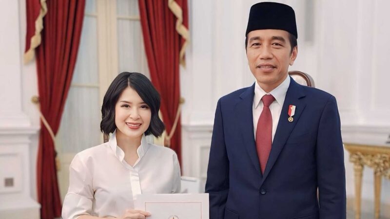 Wakil Ketua Dewan Pembina PSI Grace Natalie memamerkan foto bersama Presiden Joko Widodo (Jokowi), Kamis (16/5/2024). Foto: Istimewa