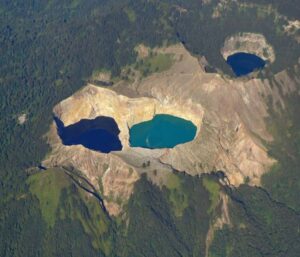 Gunung Kelimutu, salah satu gunung terindah di Pulau Flores-NTT