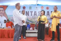 Suasana deklarasi pasangan calon (paslon) bupati dan wakil bupati Manggarai, Heribertus Gradus Laju Nabit - Fabianus Abu (Heri-Fabi) di Poka, Wae Ri'i, Selasa (27/8/2024). Foto: Tajukflores.com

