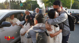 Veronica Intan dan suaminya, Gregorius Bangkit, menerima berkat langsung dari Paus Fransiskus di Jakarta. Paus memegang perut Veronica dengan penuh kasih saat memberikan doa untuk bayi mereka. Foto: X @mamacitacanyon