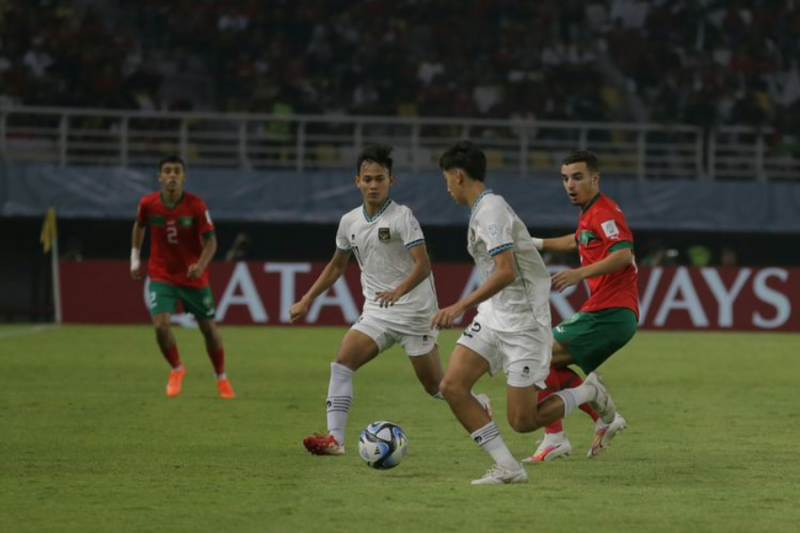 Timnas Indonesia U-17 menelan kekalahan dalam laga pamungkas melawan Maroko U-17 di Stadion Gelora Bung Tomo, Surabaya, Kamis (16/11/2023). Foto: Kompas