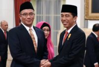 Presiden Jokowi memberikan ucapan selamat kepada Hasyim Asy’ari usai dilantik jadi anggota KPU, Senin (29/8/2026) pagi, di Istana Negara, Jakarta. (Foto: Humas/Jay)
