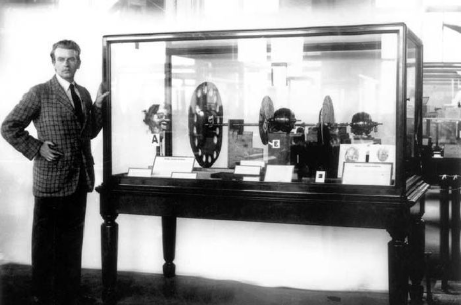 John Logie Baird dan televisi pertama hasil temuannya pada 13 Agustus 1888