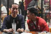 
Presiden Jokowi (kiri) berbincang dengan Ketua Umum Partai Solidaritas Indonesia (PSI) Kaesang Pangarep (kanan) saat melakukan pertemuan di kawasan Jalan Braga, Bandung, Jawa Barat, Sabtu (3/1/2024). Foto: Antara

