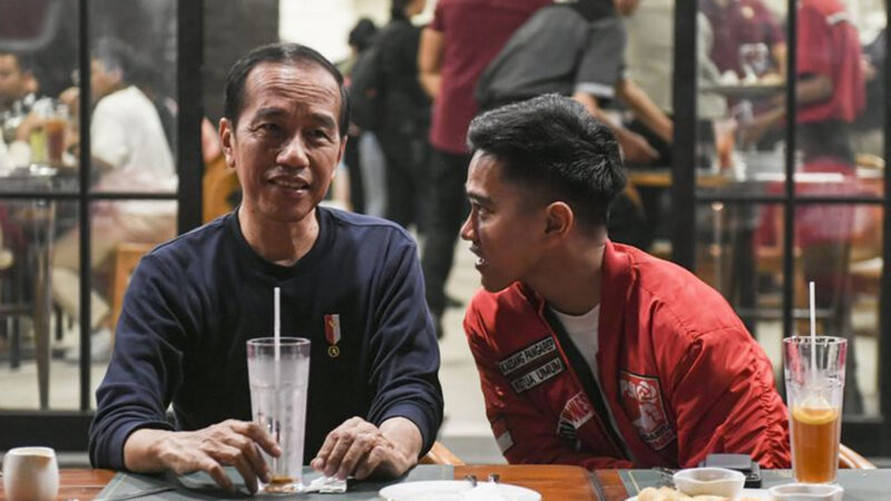 
Presiden Jokowi (kiri) berbincang dengan Ketua Umum Partai Solidaritas Indonesia (PSI) Kaesang Pangarep (kanan) saat melakukan pertemuan di kawasan Jalan Braga, Bandung, Jawa Barat, Sabtu (3/1/2024). Foto: Antara

