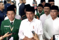 Presiden Jokowi bersama Ketua Umum PBNU Yahya Cholil Staquf dan Ketua Umum GP Ansor Addin Jauharudin di Istora Senayan, Jakarta, Senin (27/5/2024). Foto: Antara