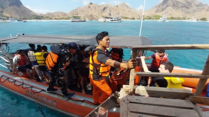 Emergency Response Team mengevakuasi kapal wisata KM Budi Utama yang tenggelam di perairan selatan Pulau Padar, Labuan Bajo, Manggarai Barat, Flores, pada Sabtu (22/6/2024). Foto: Tajukflores.com/Basarnas Maumere
