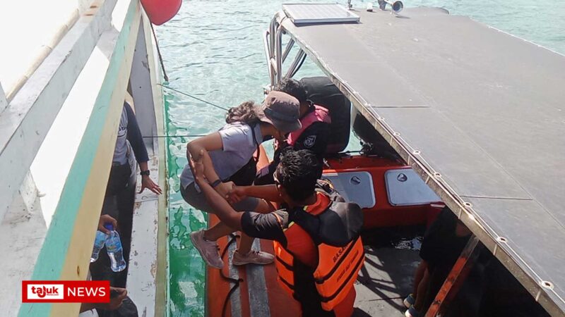 Tim SAR Gabungan mengevakuasi wisatawan KM Hancur Karena Hobi 02 yang terombang-ambing di Pulau Padar, Labuan Bajo, Sabtu (22/6/2024). Foto: Tajukflores.com/Basarnas Maumere