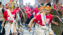 Ketua Umum PSI Kaesang Pangarep disambut Tari Kataga, tarian tarian tradisional khas dari Sumba, NTT saat melakukan kunjungan ke Provinsi NTT. Foto Facebook PSI NTT