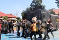 Polres Manggarai Barat (Mabar) melaksanakan simulasi sistem pengamanan kota (Sispamkota) dalam rangka mengamankan pelaksanaan Pilkada serentak 2024, Kamis (22/8/2024). Foto: Tajukflores.com/Fons Abun