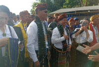 Calon Bupati Manggarai Maksi Ngkerosdidampingi Ronald (kanan) menerima dukungan dari ribuan pendukungnya saat deklarasi partai koalisi di Kampung Taga, Kelurahan Golo Dukal, Kecamatan Langke Rembong, Manggarai, Selasa (27/8/2024). Foto: Tajukflores.com/Fons Abun