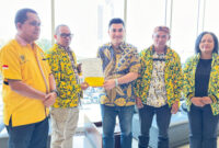 Calon Bupati Manggarai Barat, Mario Pranda menerima Surat Keputusan (SK) dari DPP Partai Golkar menuju Pilkada 2024. Foto: Tajukflores.com/Istimewa