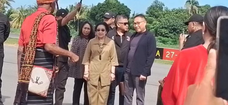 Megawati saat tiba di Kota Ende, Flores, NTT. Foto : Florespos net