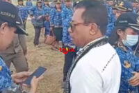 Tangkap layar Pj Bupati Kupang, Alexon Lumba memarahi dua ASN PPP) di Kabupaten Kupang, Nusa Tenggara Timur (NTT) saat upacara bendara. (Tajukflores.com)
