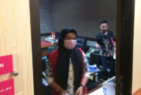 Tersangka HW mengenakan rompi tahanan setelah menjalani pemeriksaan di Kantor Kejati Jatim, Surabaya, Selasa malam (5/12/2023). Foto: Antara/Penkum Kejati Jatim.