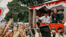 Pasangan calon presiden dan wakil presiden (capres-cawapres) Ganjar Pranowo-Mahfud MD menyapa pendukungnya. Foto Twitter Ganjar Pranowo, visi misi ganjar pranowo, visi misi ganja-mahfud md