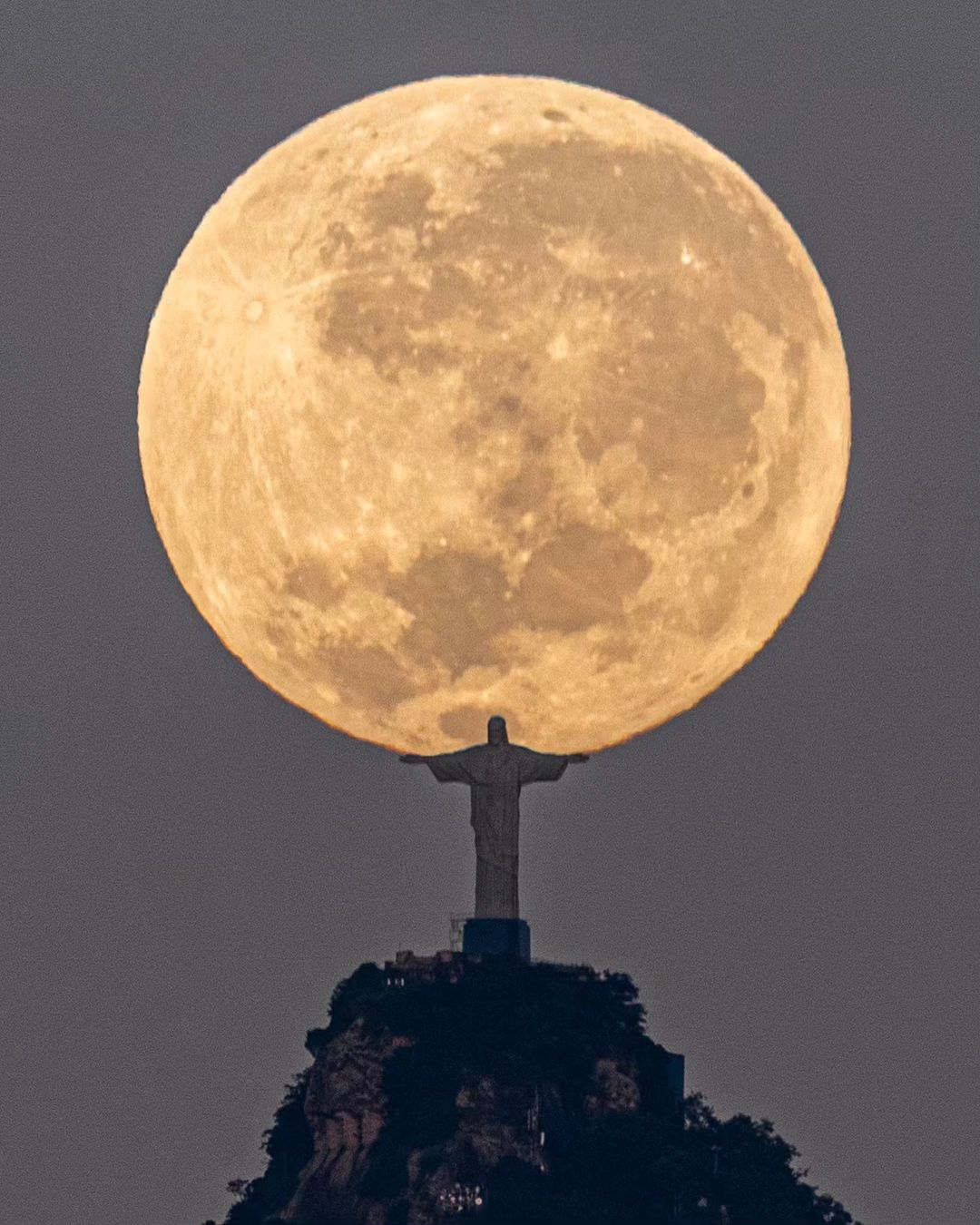 Luar Biasa, Fotografer Brasil Foto Saat Yesus `Christ the Redeemer` Pegang Bulan