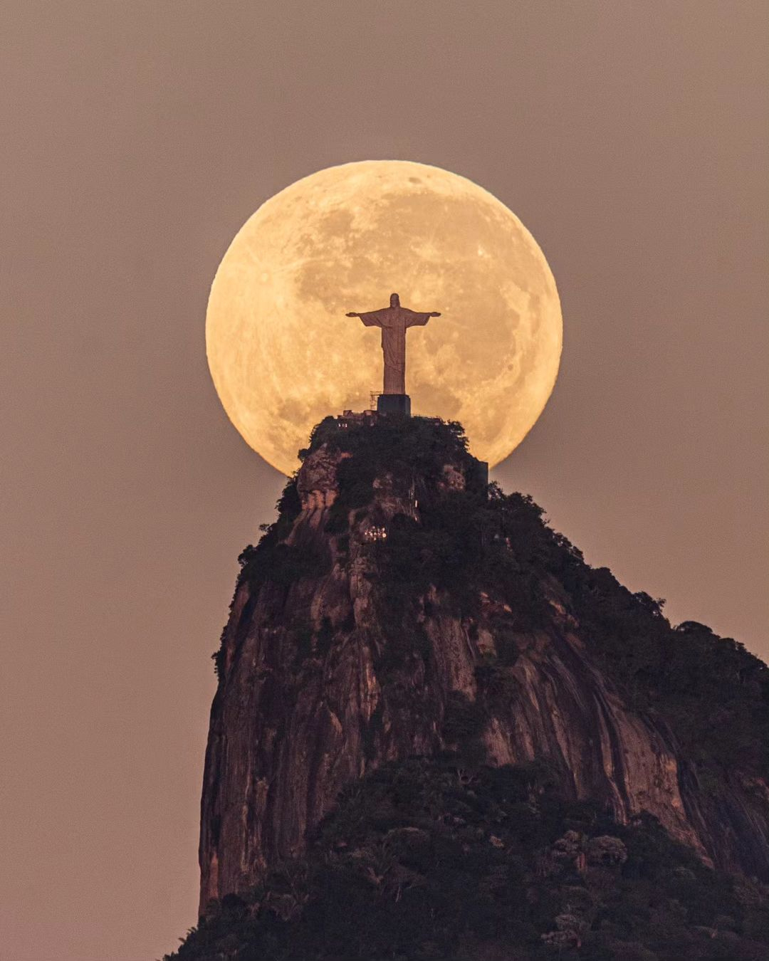 Luar Biasa, Fotografer Brasil Foto Saat Yesus `Christ the Redeemer` Pegang Bulan