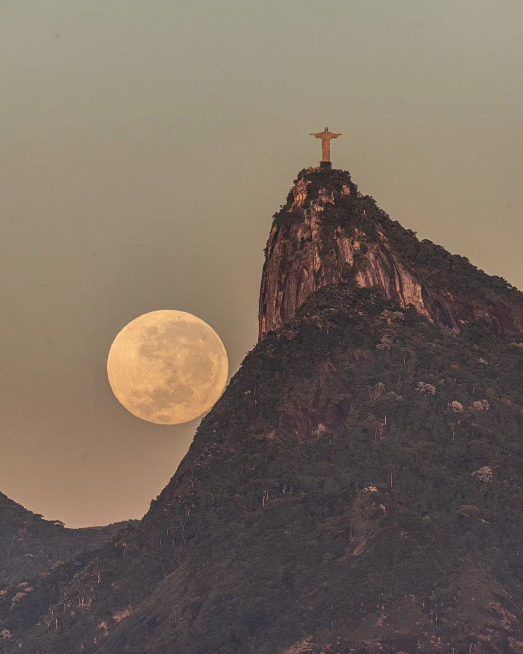 Luar Biasa, Fotografer Brasil Foto Saat Yesus `Christ the Redeemer` Pegang Bulan