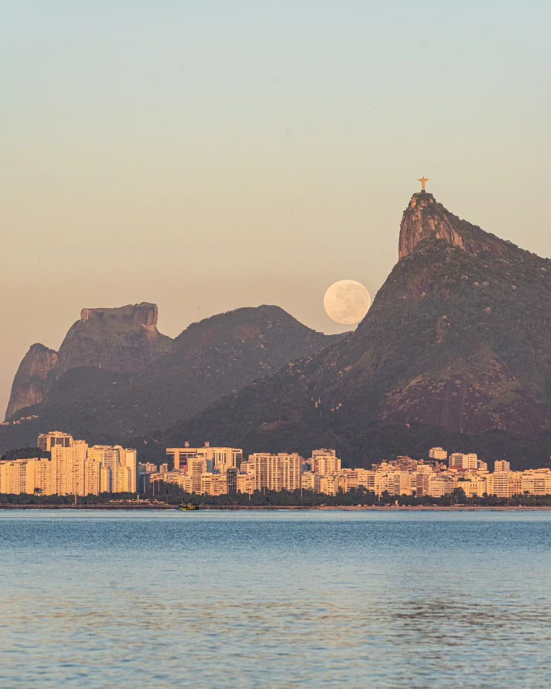 Luar Biasa, Fotografer Brasil Foto Saat Yesus `Christ the Redeemer` Pegang Bulan