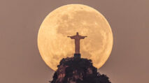 15 Ucapan Selamat Hari Raya Kenaikan Yesus Kristus yang Penuh Makna, Luar Biasa, Fotografer Brasil Foto Saat Yesus `Christ the Redeemer` Pegang Bulan