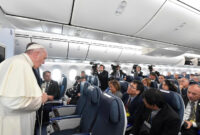 Paus Fransiskus memberikan konferensi pers seperti biasanya sekembalinya dari kunjungan ke Jepang. Foto: Vatican News