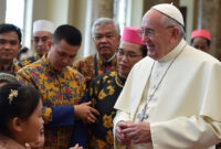 Paus Fransiskus memuji komitmen Indonesia terhadap keluarga dan anak, menyoroti perbedaan tren global dalam pidatonya di Istana Negara. Foto: Twitter Vatican News