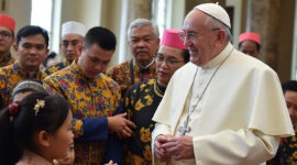 Paus Fransiskus memuji komitmen Indonesia terhadap keluarga dan anak, menyoroti perbedaan tren global dalam pidatonya di Istana Negara. Foto: Twitter Vatican News