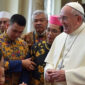 Paus Fransiskus memuji komitmen Indonesia terhadap keluarga dan anak, menyoroti perbedaan tren global dalam pidatonya di Istana Negara. Foto: Twitter Vatican News