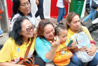 Seorang ibu bernama Cornelia (34) bersama anaknya Gefariel (4) terharu gemetaran setelah mendapatkan berkat langsung dan rosario dari Paus Fransiskus di kawasan luar Masjid Istiqlal, Sawah Besar, Jakarta Pusat, Kamis (5/9/2024). Foto: Antara
