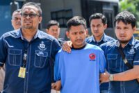 Polisi menggiring Pegi Setiawan, tersangka kasus pembunuhan Vina Cirebon untuk dihadirkan pada konferensi pers yang digelar di Gedung Ditreskrimum Polda Jabar, Bandung, Jawa Barat, Minggu (26/5/2024). Foto:  Antara
