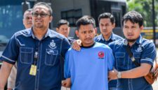 Polisi menggiring Pegi Setiawan, tersangka kasus pembunuhan Vina Cirebon untuk dihadirkan pada konferensi pers yang digelar di Gedung Ditreskrimum Polda Jabar, Bandung, Jawa Barat, Minggu (26/5/2024). Foto:  Antara
