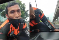 Tangkap layar petugas Dishub DKI Jakarta naik kap mobil (Tajukflores.com)