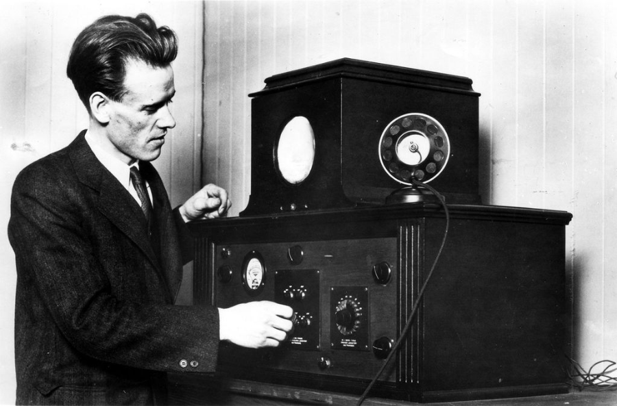 Philo Taylor Farnsworth, seorang penemu Amerika yang memperkenalkan televisi elektronik pertama di dunia pada tahun 1927. (Foto Britanica)