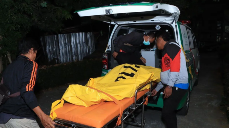 Polisi mengevakuasi jenazah Kadir yang terlibat perkelahian dengan saudaranya di Dusun Salam, Desa Kedawung, Kecamatan Nglegok, Kabupaten Blitar, Jawa Timur, Sabtu (28/10/2023). Foto: Antara