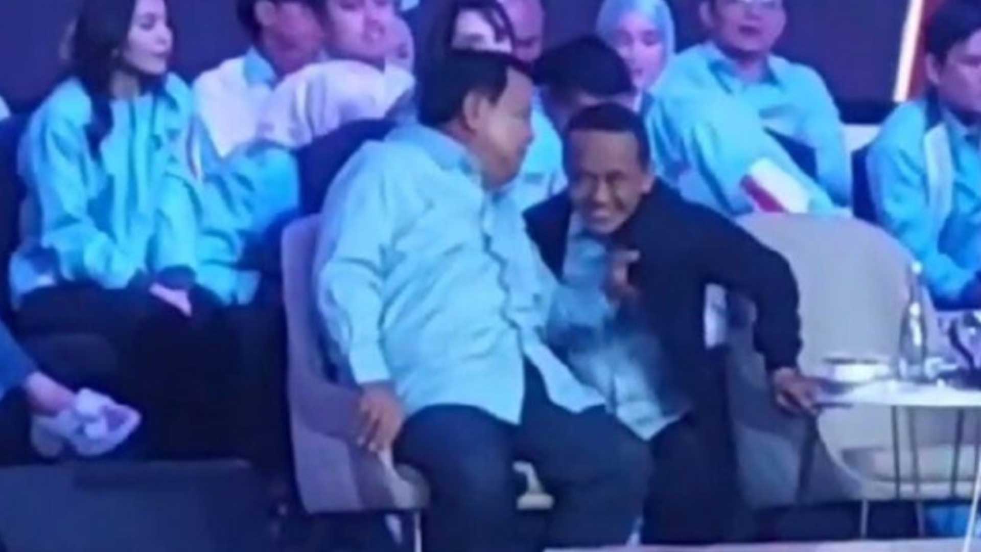 Prabowo Subianto, menarik jaket Menteri Investasi, Bahlil Lahadalia, saat debat Cawapres. Aksi P