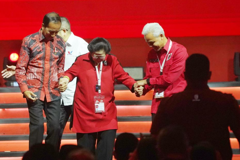 Presiden Jokowi dan Ganjar Pranowo menggandeng tangan Ketua Umum PDIP Megawati Soekarnoputri