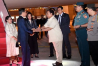 Presiden Jokowi disambut Menhan Prabowo Subianto usai pulang dari lawatan luar negeri di China dan Arab Saudi pada Sabtu (21/10/2023) pagi. Foto: Antara

